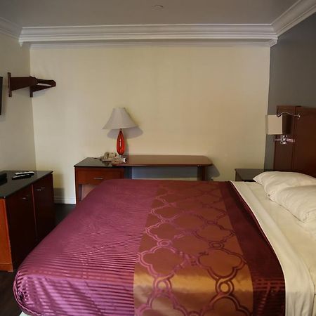 Chateau Inn & Suites ダウニー エクステリア 写真