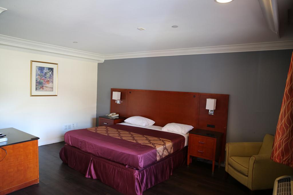 Chateau Inn & Suites ダウニー エクステリア 写真