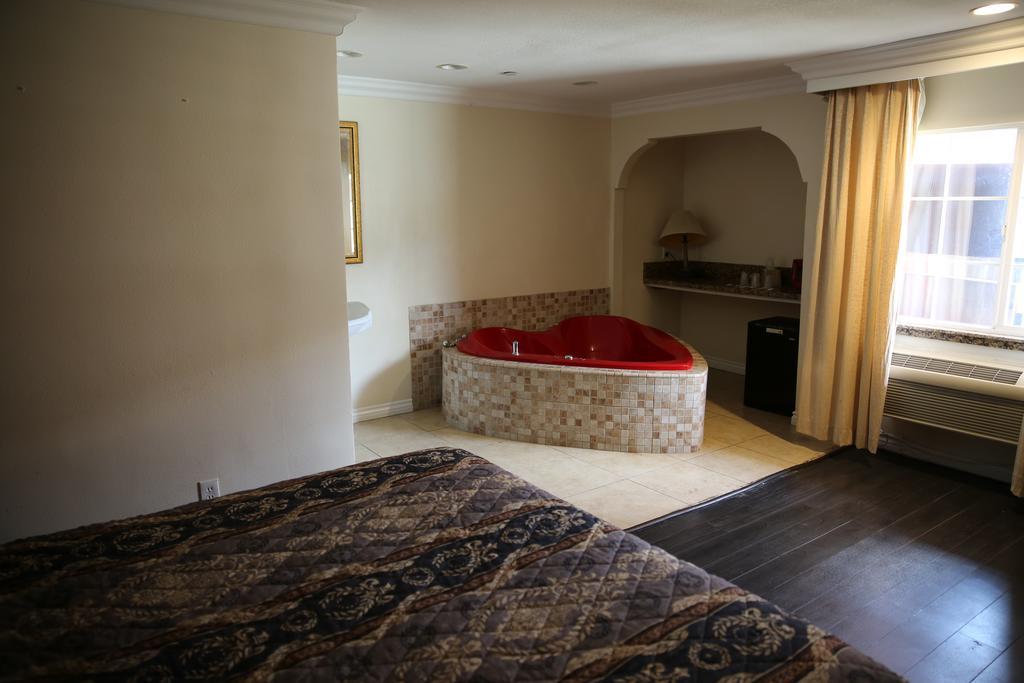 Chateau Inn & Suites ダウニー エクステリア 写真