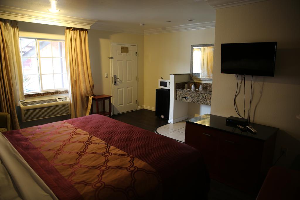 Chateau Inn & Suites ダウニー エクステリア 写真