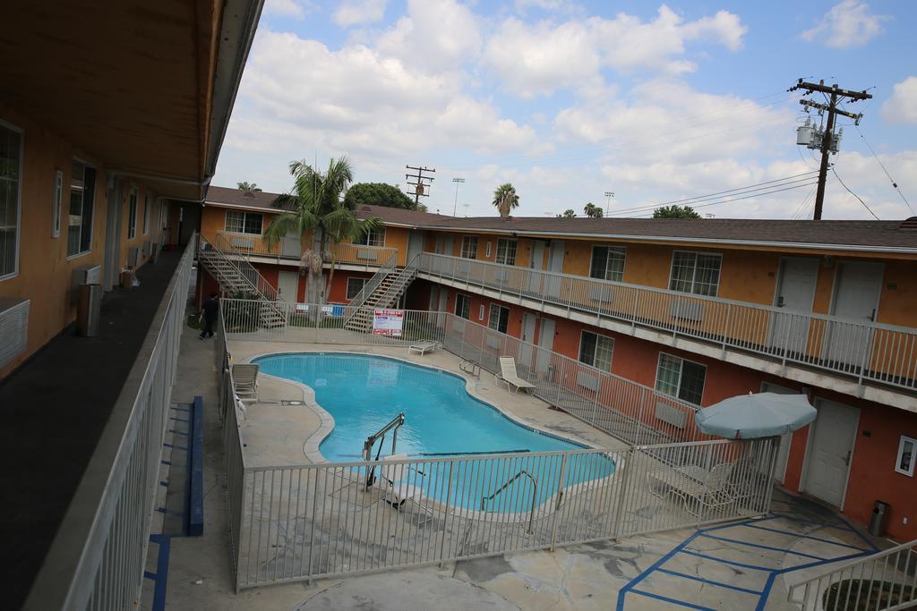Chateau Inn & Suites ダウニー エクステリア 写真