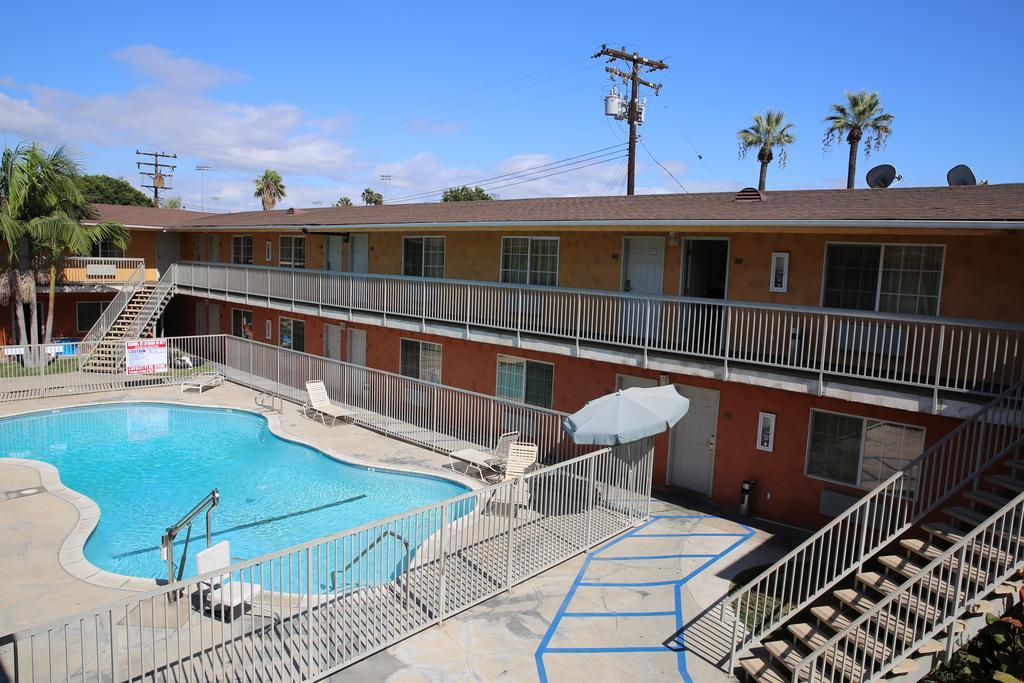 Chateau Inn & Suites ダウニー エクステリア 写真