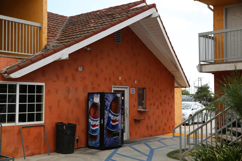Chateau Inn & Suites ダウニー エクステリア 写真