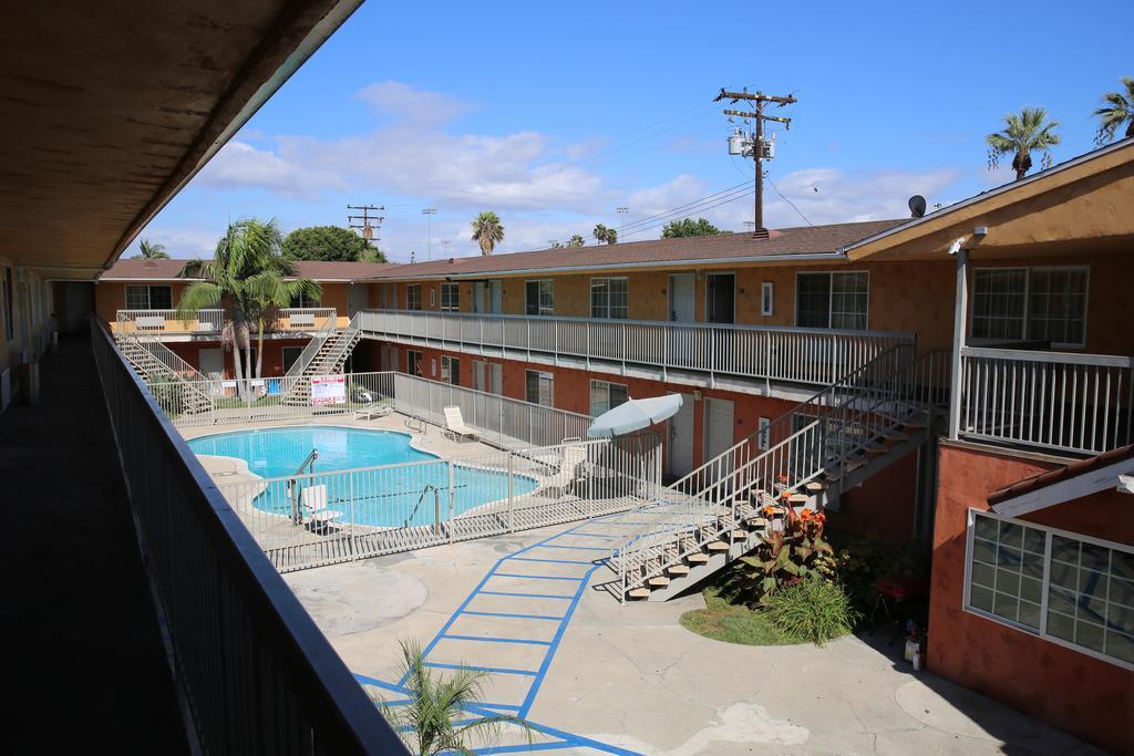 Chateau Inn & Suites ダウニー エクステリア 写真
